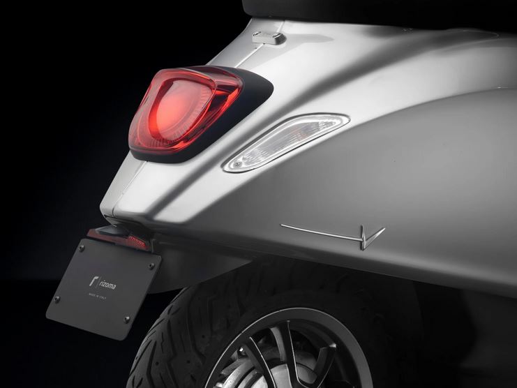 RIZOMA side cover lettering for Vespa Primavera/Sprint/Elettrica, silver